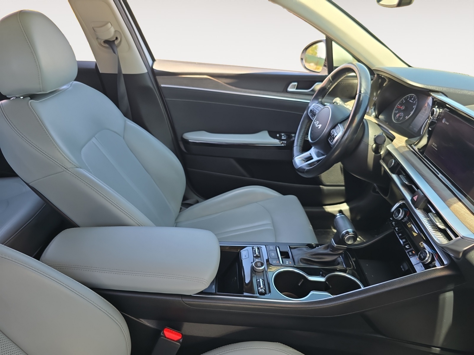 Vehicle image 22 of 24