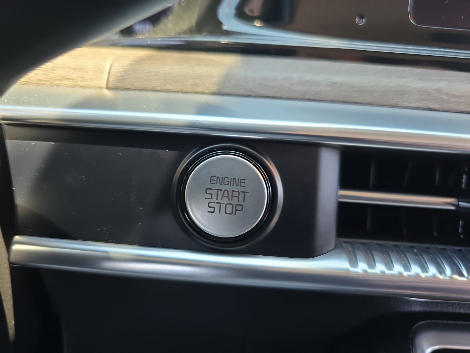 Vehicle image 21 of 24