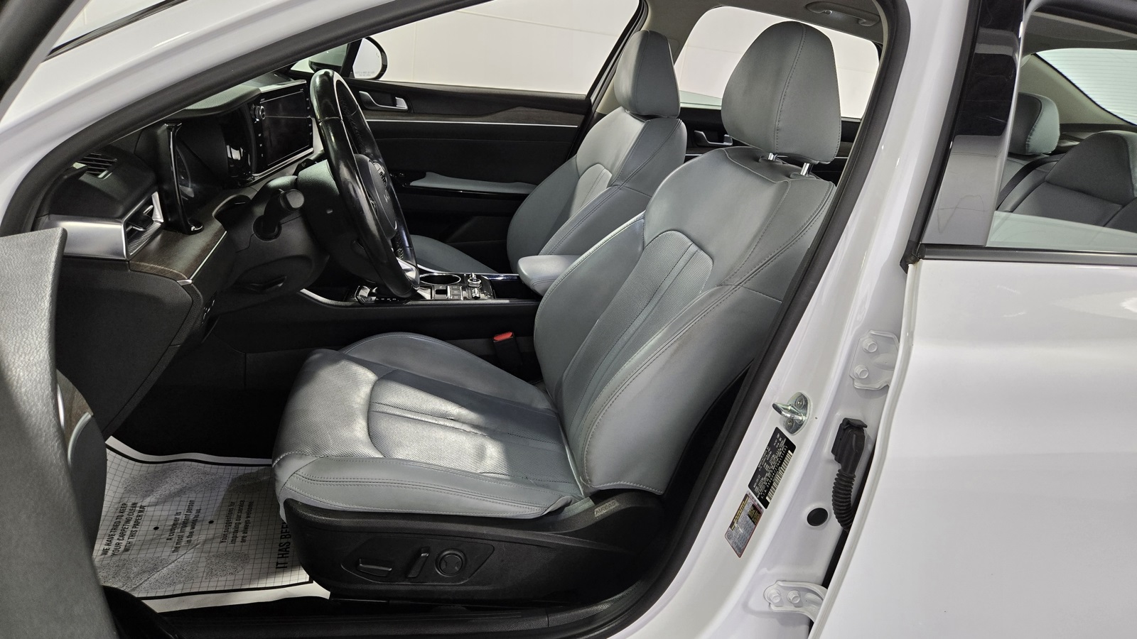 Vehicle image 26 of 37