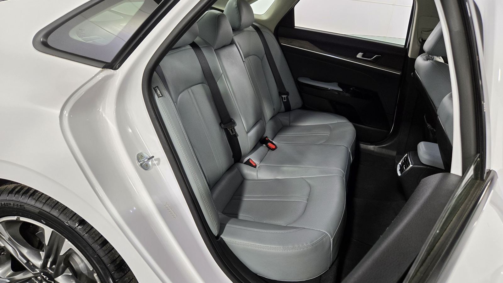 Vehicle image 34 of 37