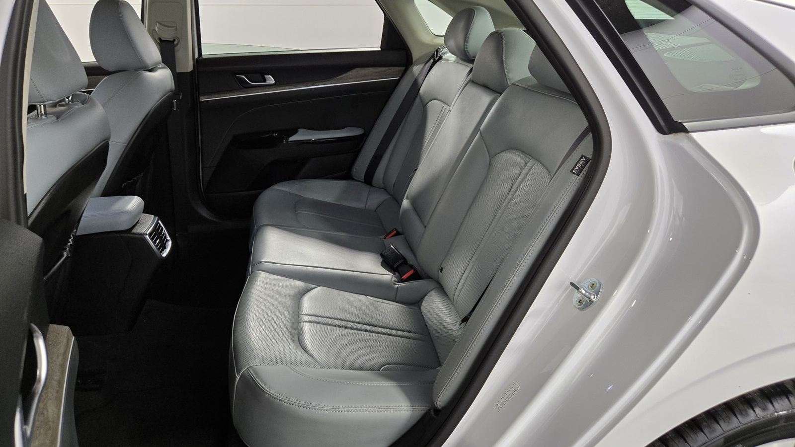 Vehicle image 27 of 37