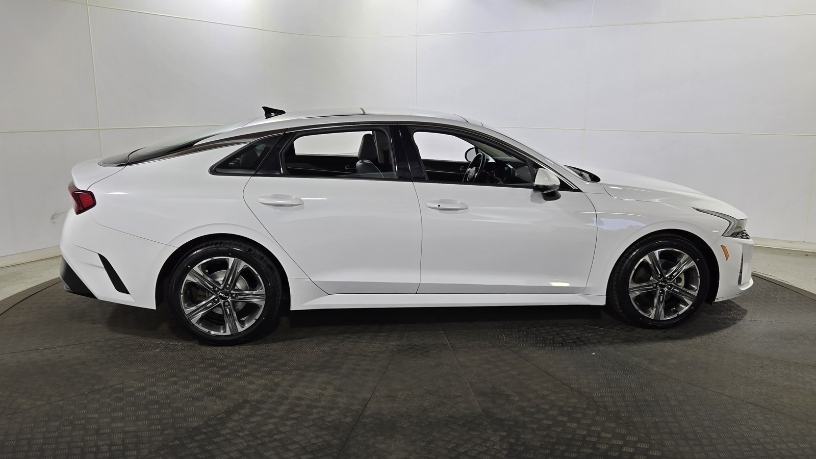 Vehicle image 4 of 37