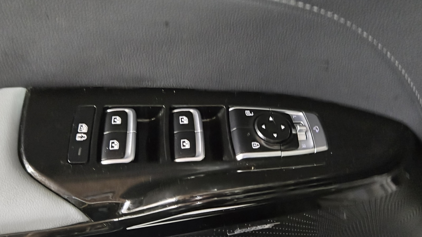 Vehicle image 23 of 37