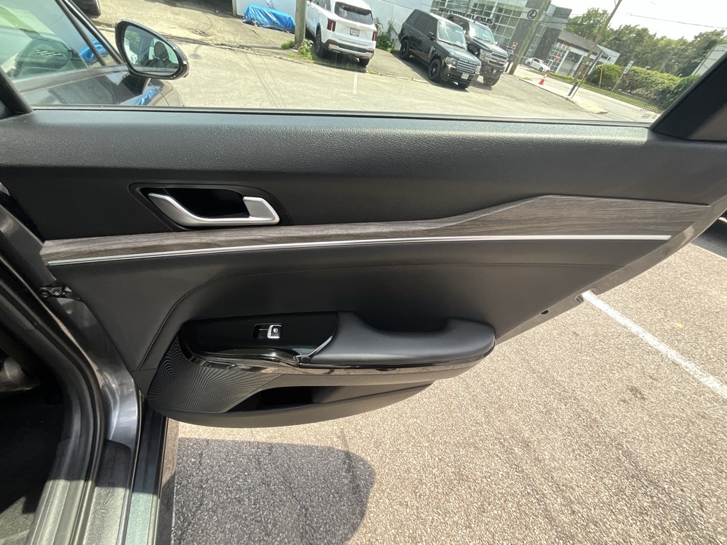 Vehicle image 32 of 35