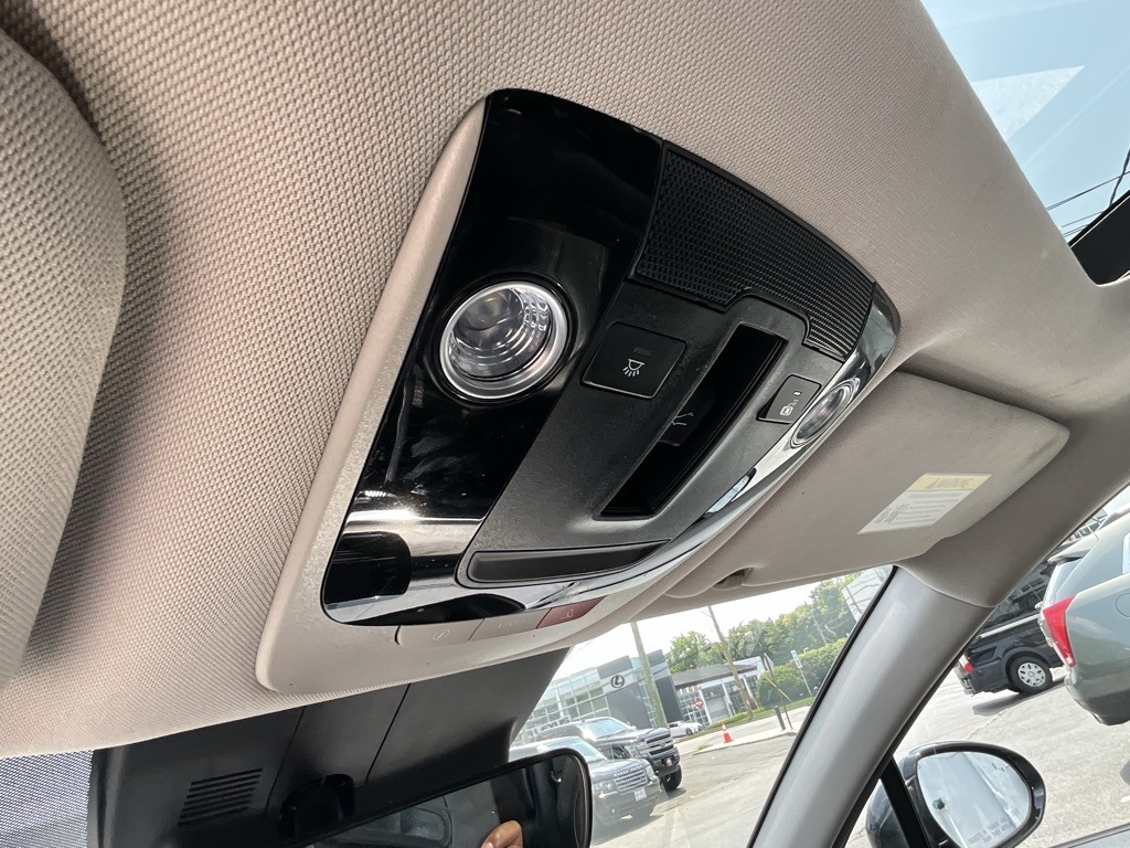 Vehicle image 33 of 35