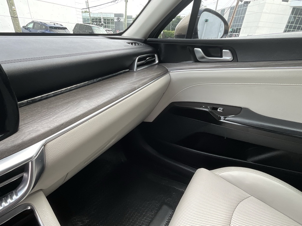 Vehicle image 18 of 40