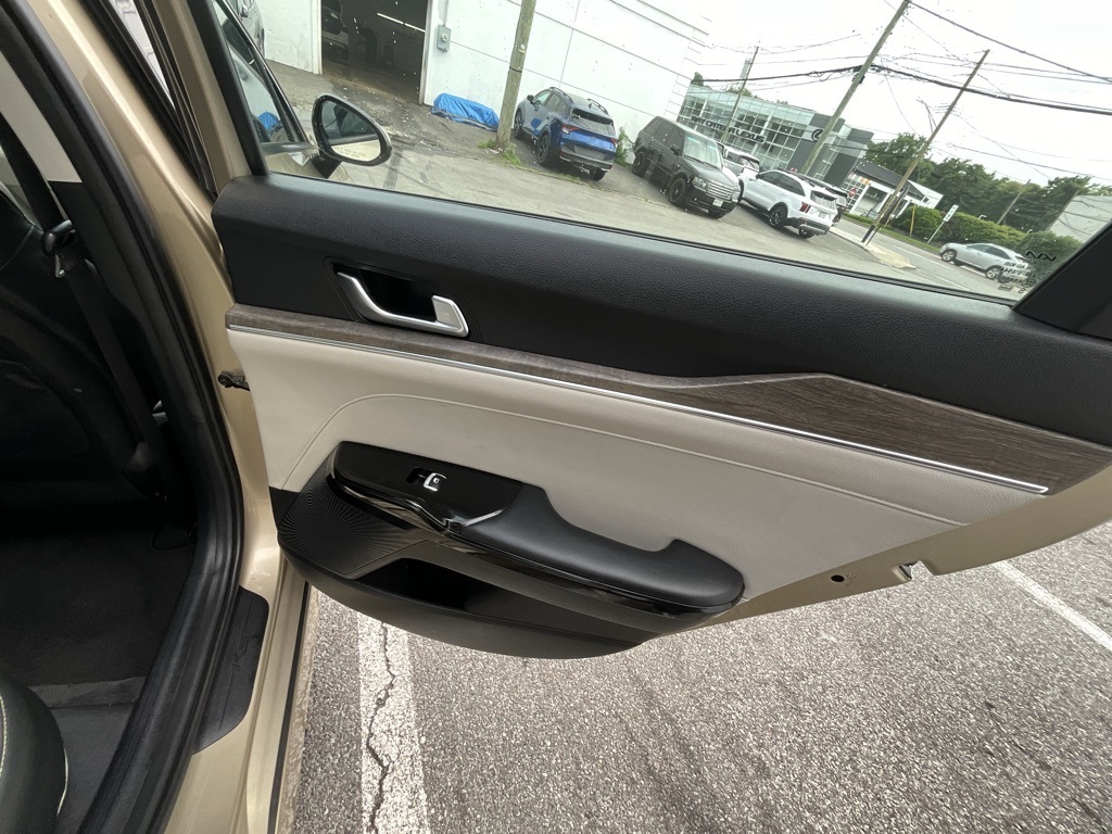 Vehicle image 33 of 40
