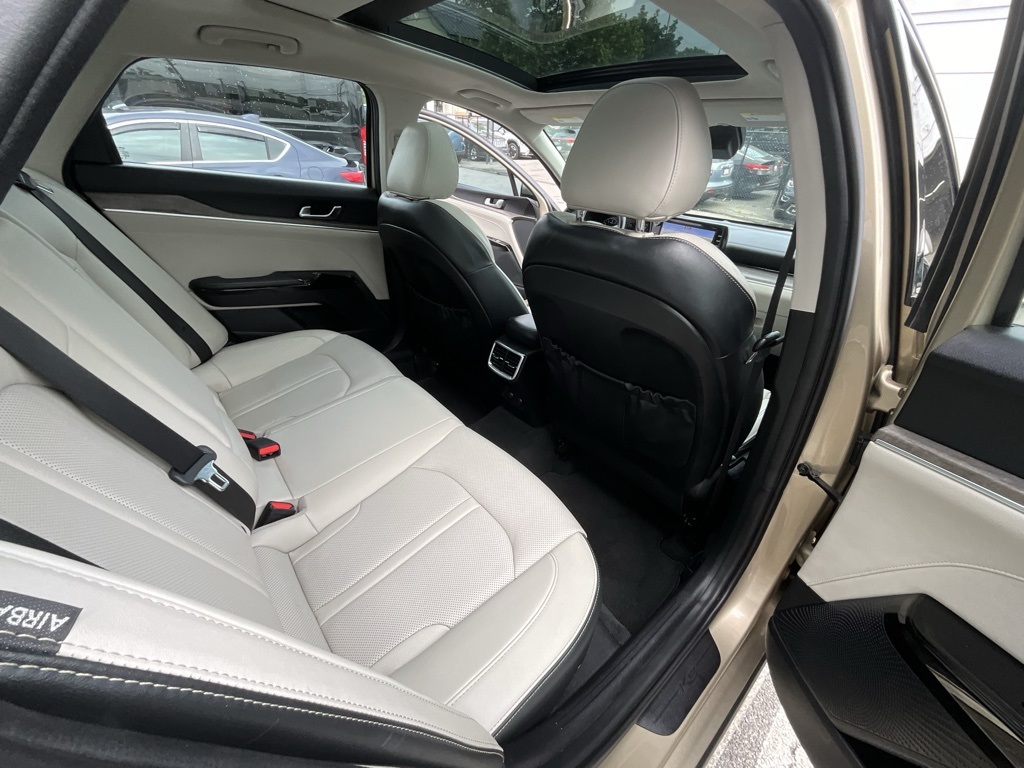 Vehicle image 10 of 40