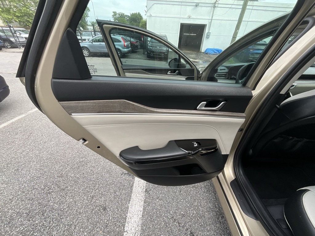 Vehicle image 22 of 40