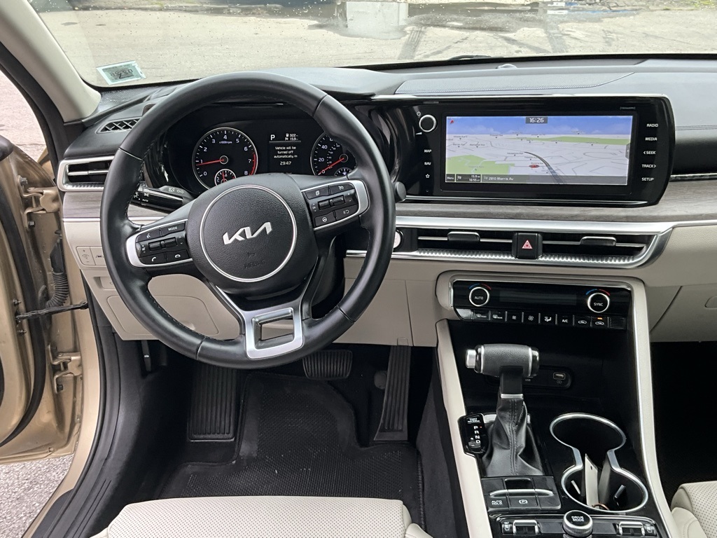 Vehicle image 16 of 40