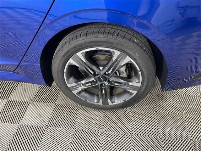 Vehicle image 8 of 28