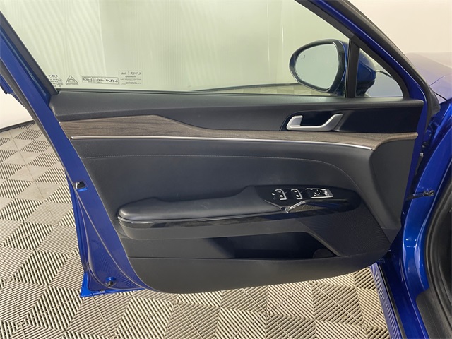 Vehicle image 21 of 28