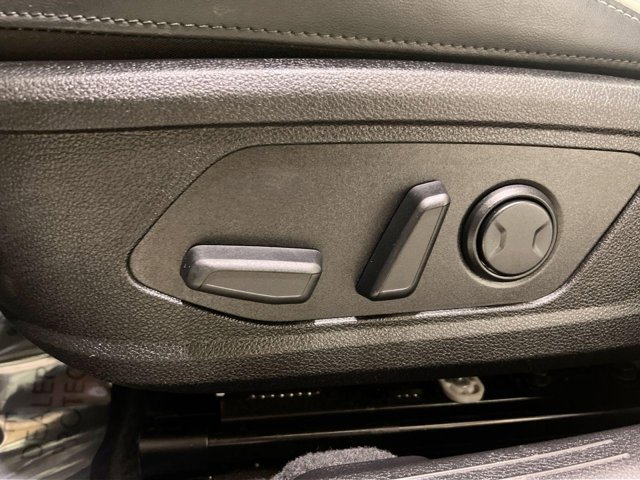 Vehicle image 24 of 32