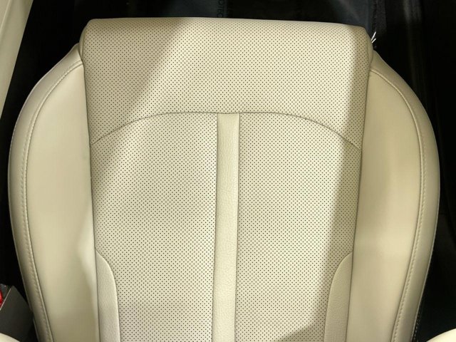 Vehicle image 22 of 32