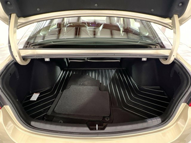 Vehicle image 27 of 32