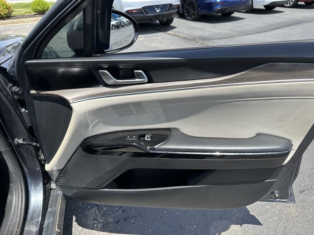 Vehicle image 21 of 34