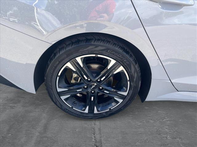 Vehicle image 15 of 24