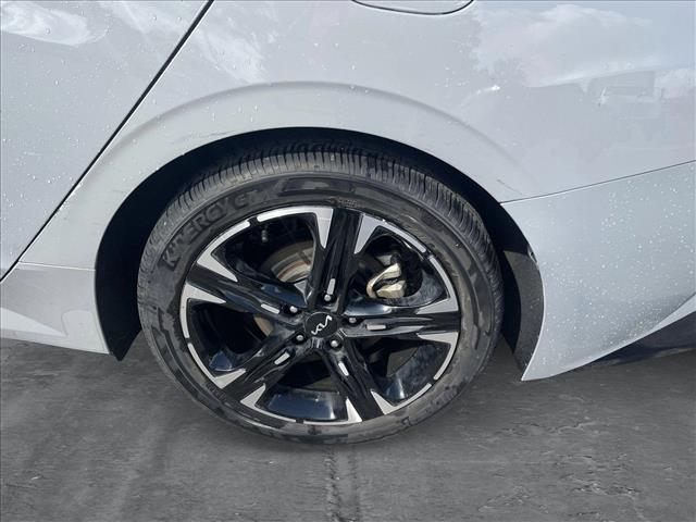 Vehicle image 16 of 24