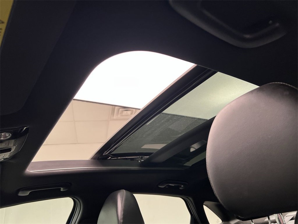 Vehicle image 23 of 27