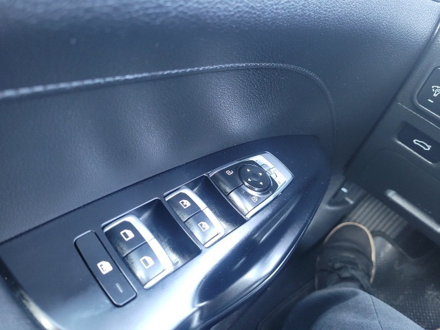 Vehicle image 27 of 33