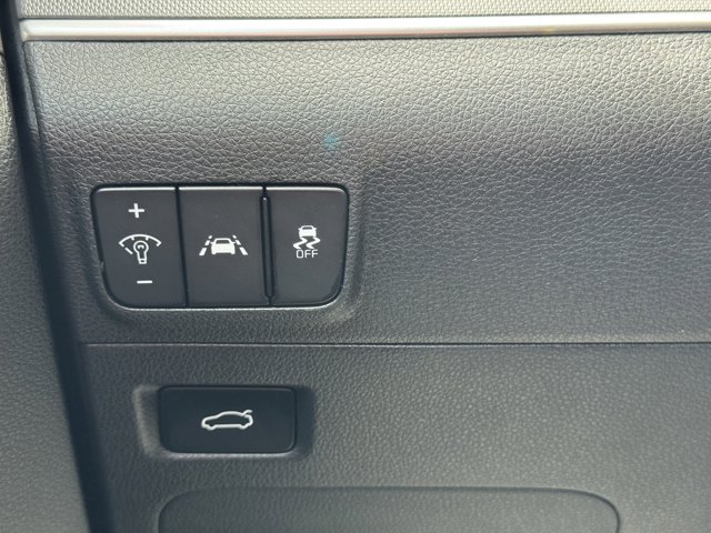 Vehicle image 23 of 30