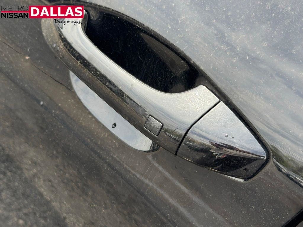 Vehicle image 14 of 34