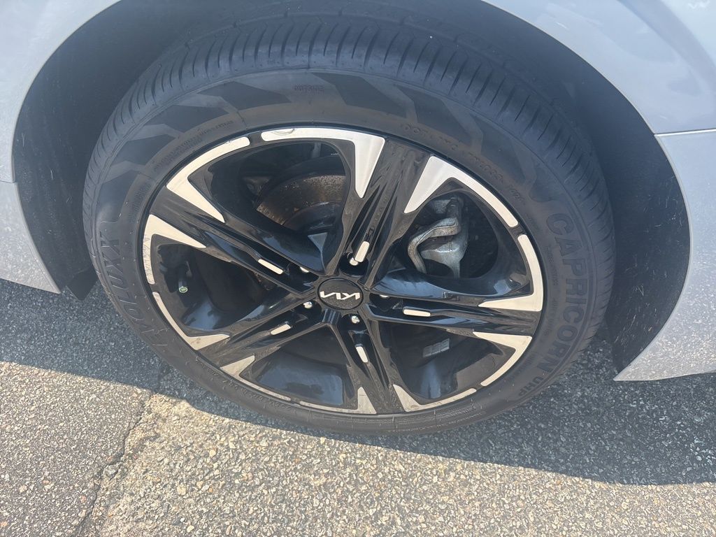 Vehicle image 16 of 18