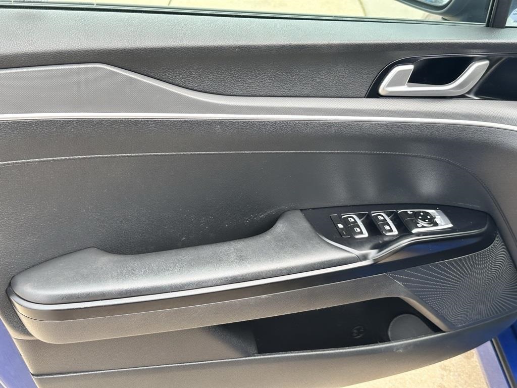Vehicle image 17 of 40