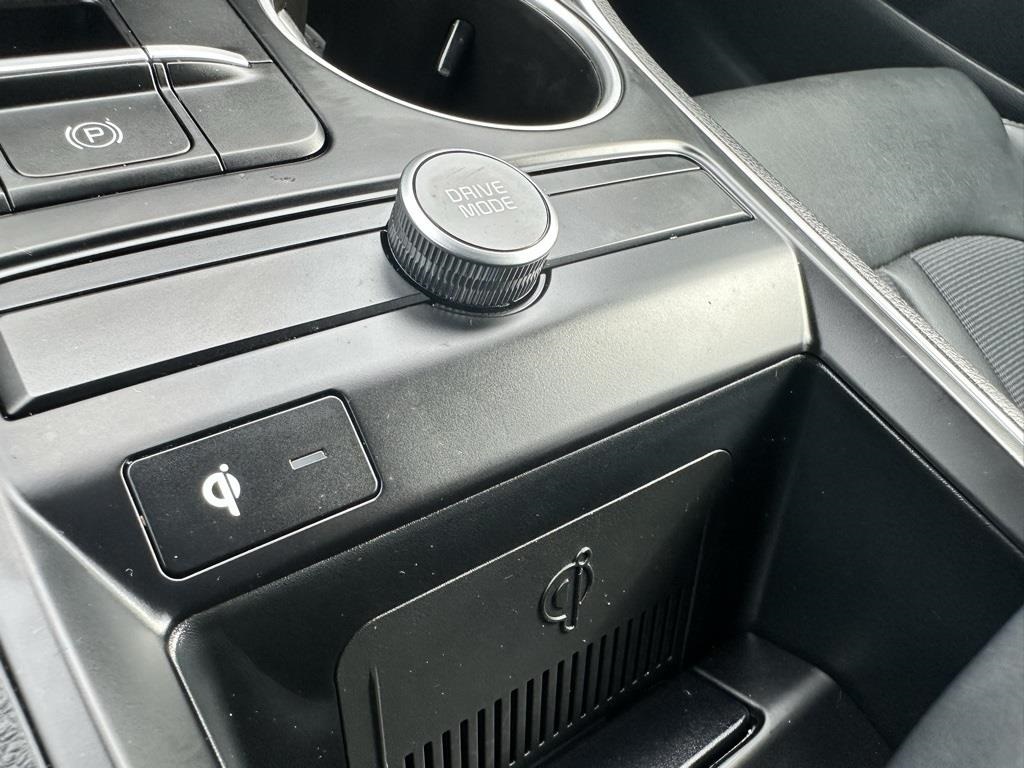 Vehicle image 19 of 40