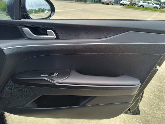 Vehicle image 25 of 31