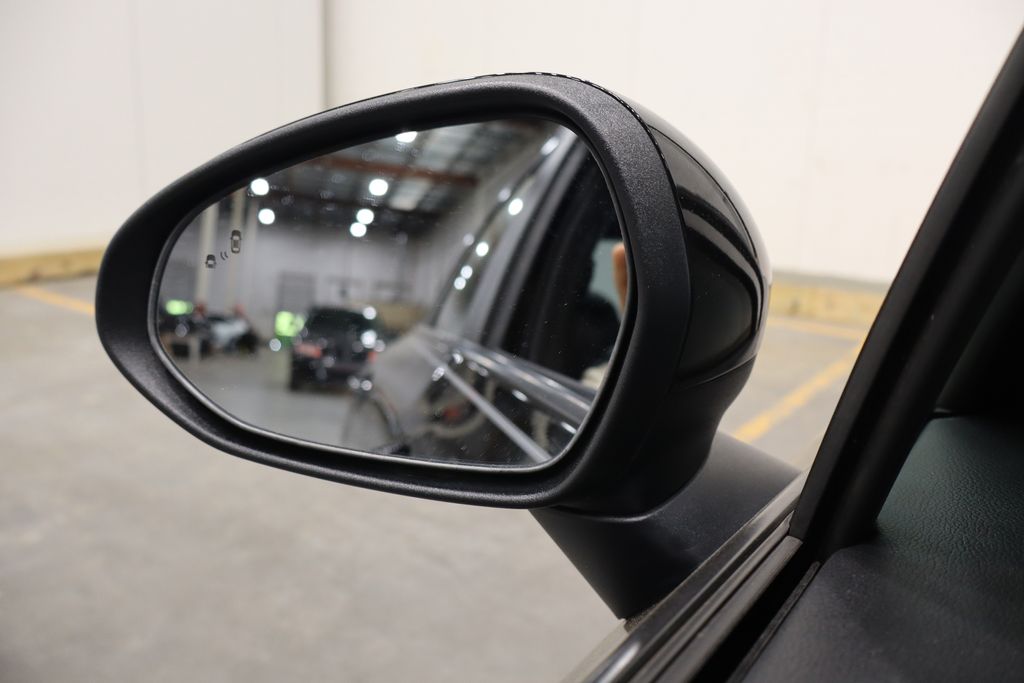 Vehicle image 33 of 39