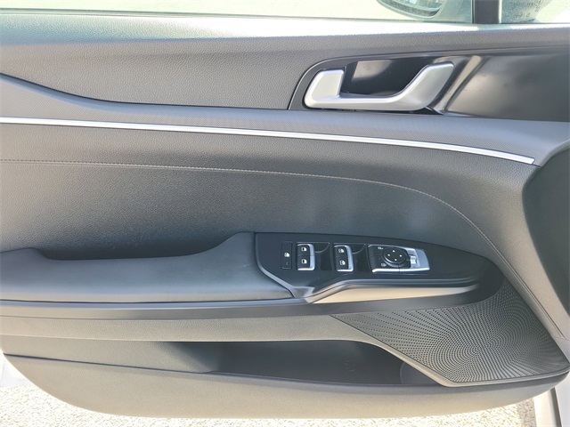 Vehicle image 18 of 30