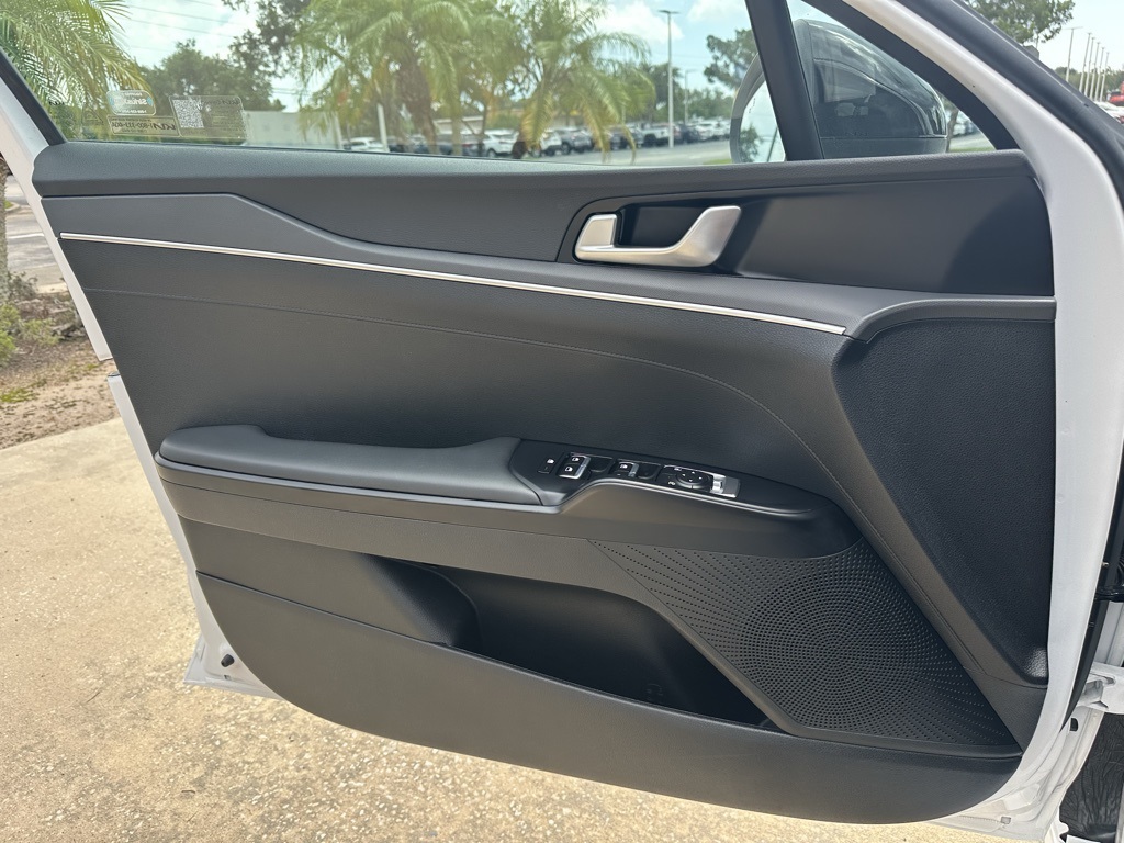 Vehicle image 27 of 35
