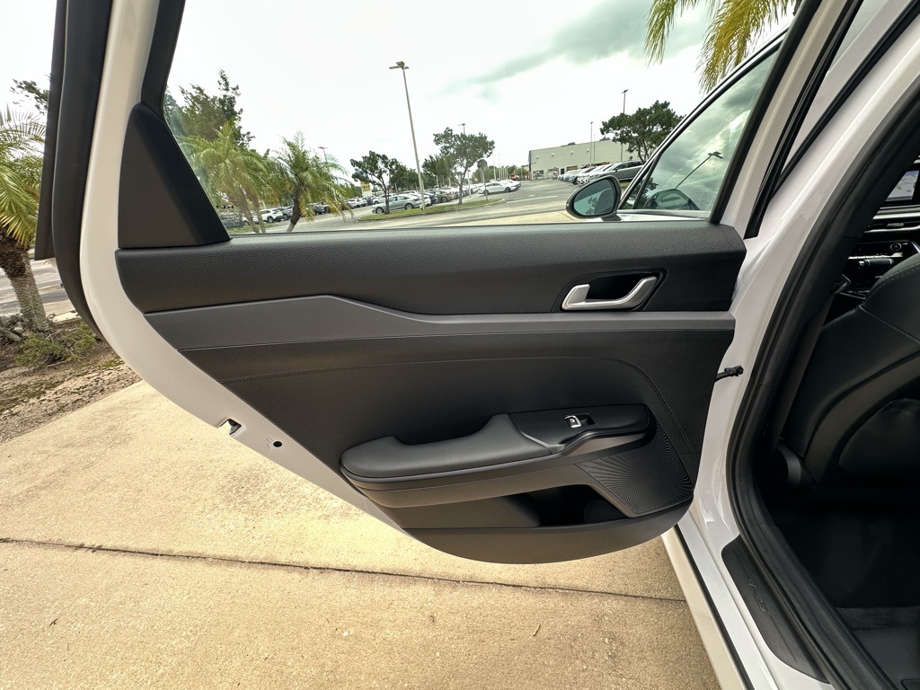 Vehicle image 31 of 35