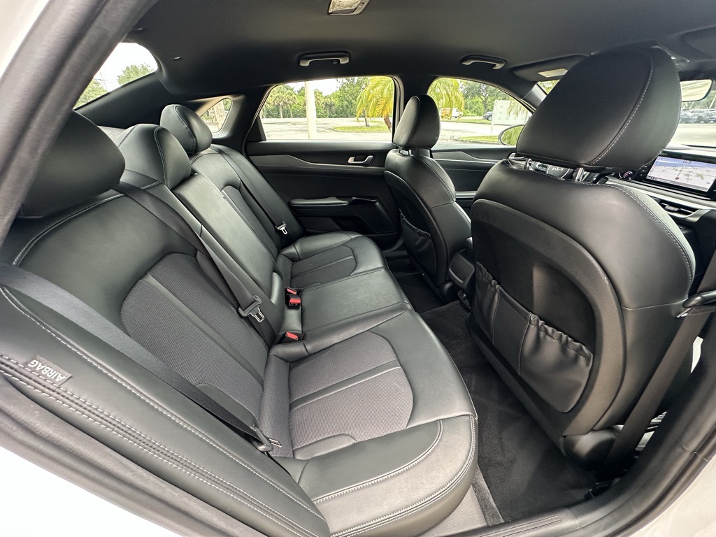 Vehicle image 11 of 35