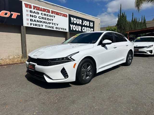 2022 Kia K5 LX Image 2 of 50