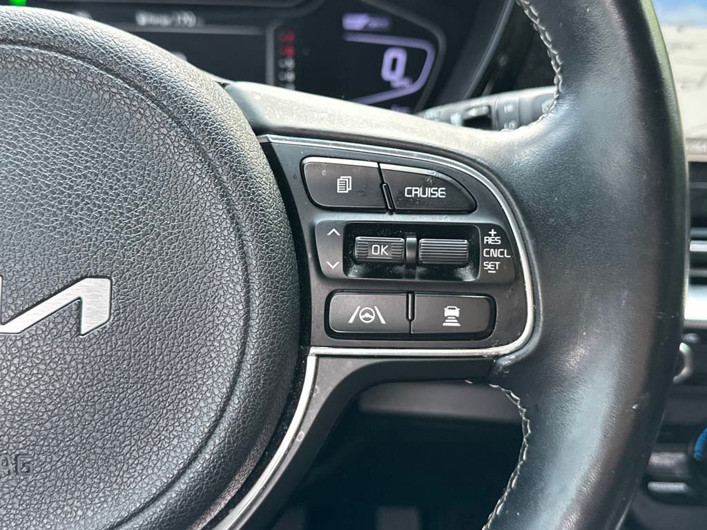 Vehicle image 17 of 21