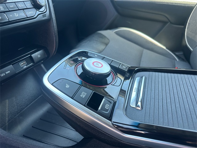 Vehicle image 22 of 34