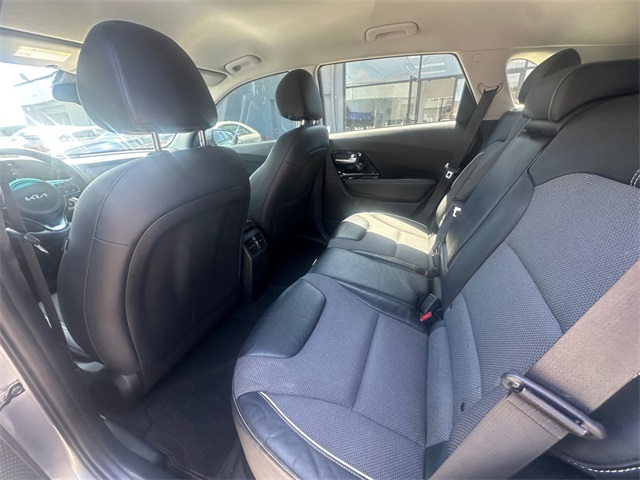 Vehicle image 21 of 32