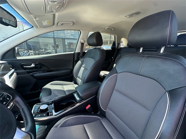 Vehicle image 28 of 32