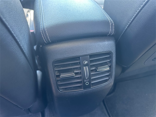 Vehicle image 16 of 32