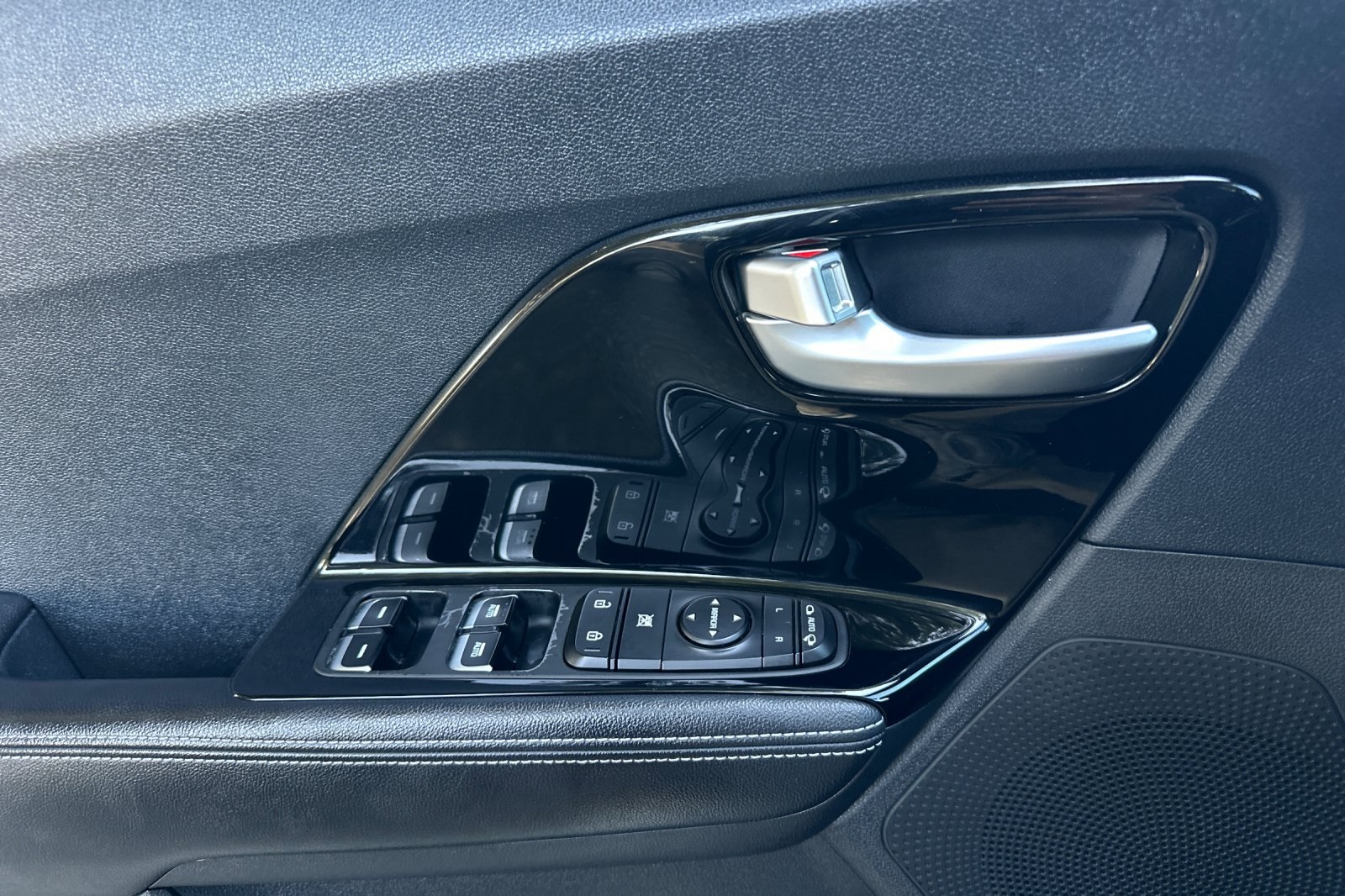 Vehicle image 8 of 25