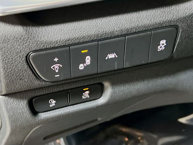 Vehicle image 25 of 32