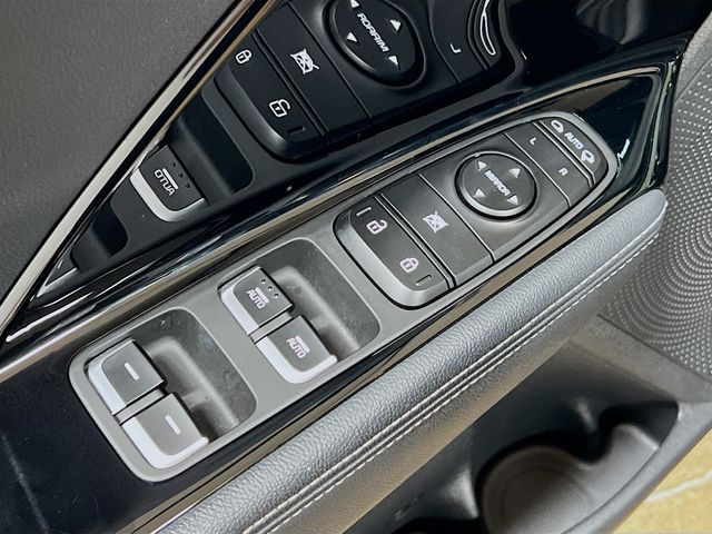 Vehicle image 26 of 32