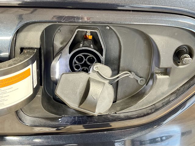 Vehicle image 27 of 32