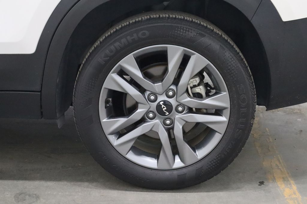 Vehicle image 33 of 37