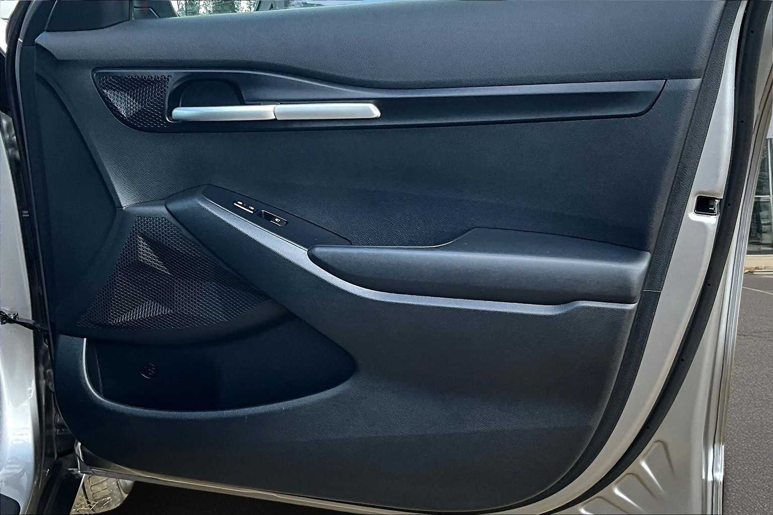 Vehicle image 23 of 30
