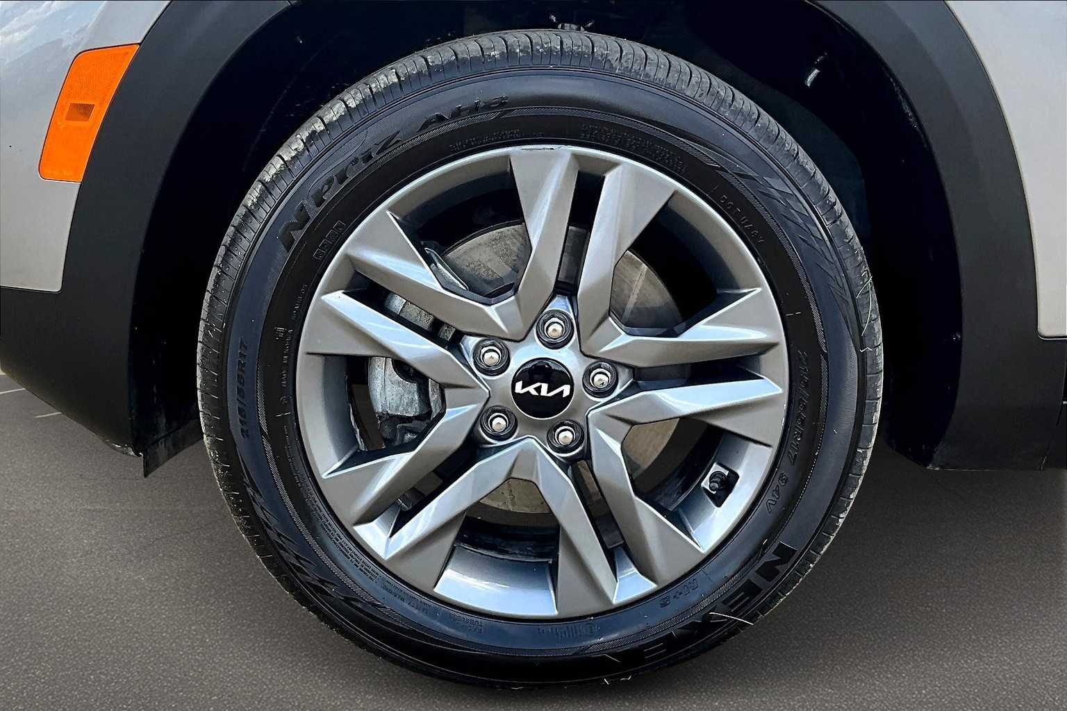 Vehicle image 8 of 30