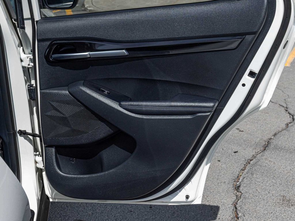 Vehicle image 15 of 40