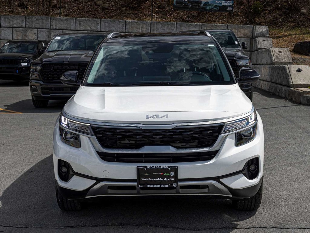 Vehicle image 3 of 40